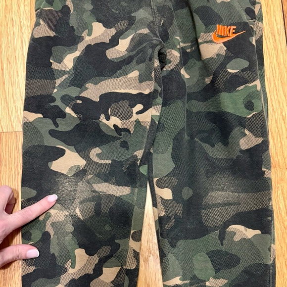 ✨ NIKE ✨ Little Boy’s Camo Set Joggers And Zip Up Hoodie Sweatshirt Sz M 5-6yrs - Picture 9 of 10